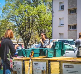 personnes devant un site de compostage avec bioseau