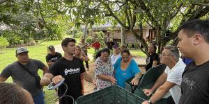 Travaux pratiques des stagiaires sur un site de compostage en activité lors de la formation 