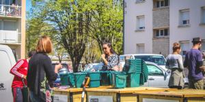 personnes devant un site de compostage avec bioseau