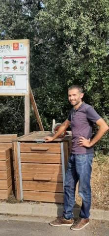 Jérôme (Compost 66) devant un site de compostage partagé.