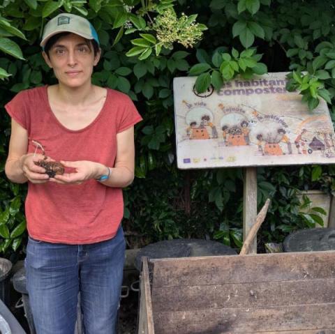 Marion Sarrazin, devant son composteur d'immeuble.
