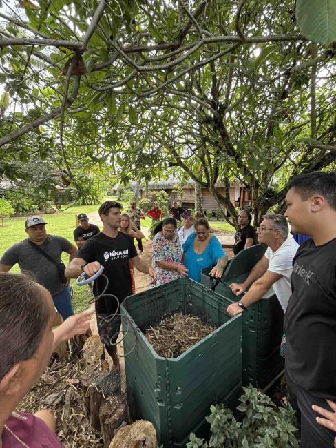 Travaux pratiques des stagiaires sur un site de compostage en activité lors de la formation 