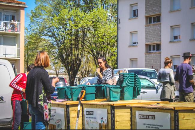 personnes devant un site de compostage avec bioseau