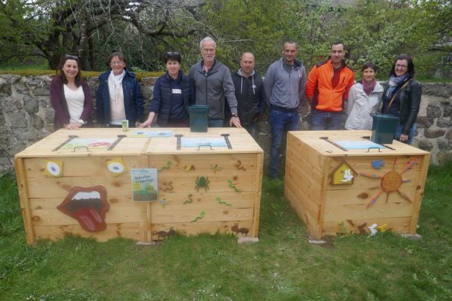 photo des composteurs en bois avec l'équipe développement durable du village