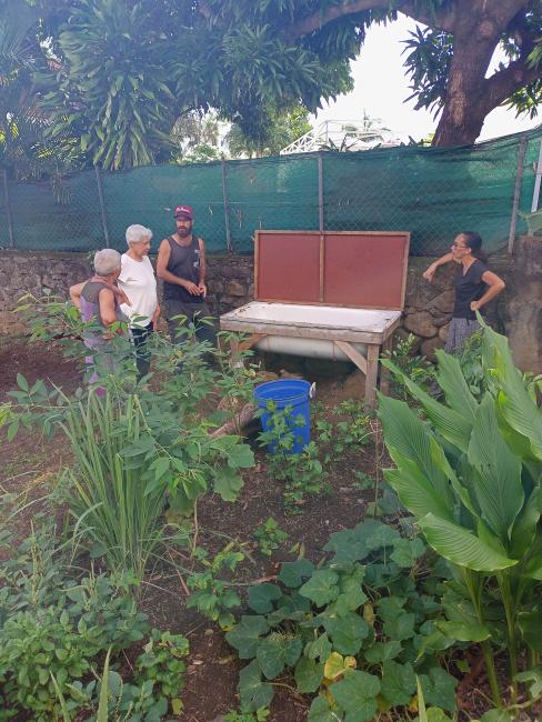 animation avec les jardiniers locataires autour du lombricomposteur