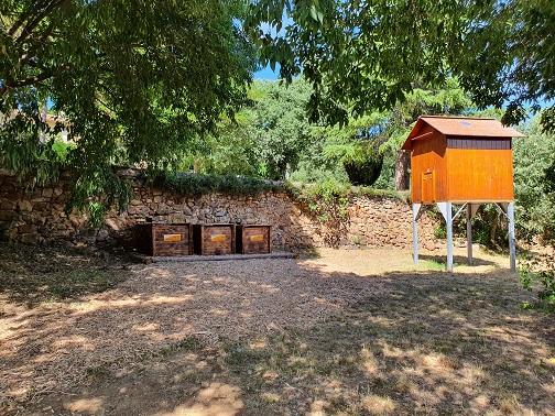 Les trois bacs de compost (matière sèche, apport et maturation). Un deuxième bac de maturation a été ajouté au site pour répondre à la demande. 