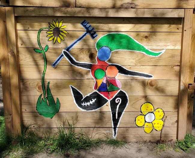 Composteur décoré d'une peinture 