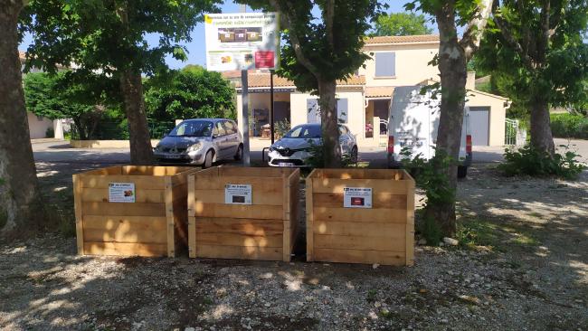 1 bac de d'apport, 1 de broyat et 1 de maturation