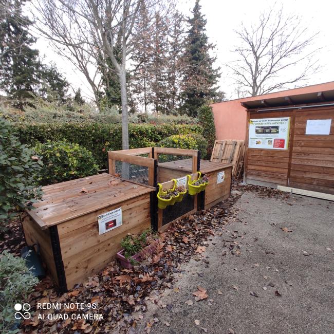 Ce trouve à l'entrée de la crèche. Les parents qui le souhaitent peuvent l'utiliser également.