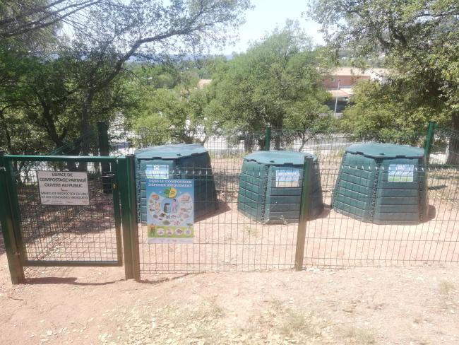 3 composteurs dont 1 destiné à la réserve de matières sèches, espace engrillagé pour sécuriser le site des sangliers et des grillages à poules ont été installés sous les 2 composteurs d'apports pour éviter l'intrusions des rongeurs.