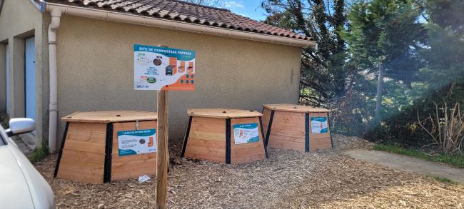 Photo du site : 3 bacs en bois ayant chacun leur panneau, en plus d'un panneau général mis sur piquet.