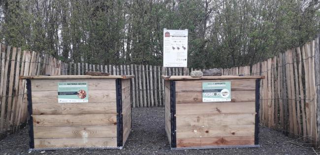 Bacs en bois et signalétique du site