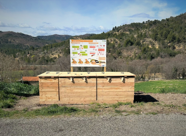 Emplacement de la plateforme de compostage le long de la route.
