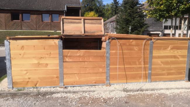 4 cellules de compostage en bois, fournies par Alfacy. 