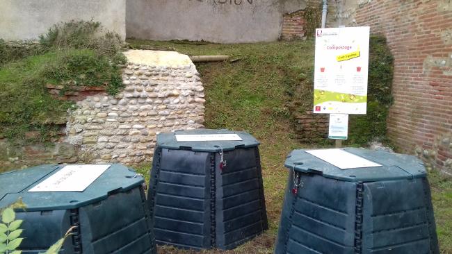 3 bacs de compost côte à côte avec affichage informatif 