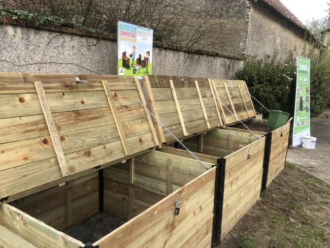 Le site est situé en face de l'école.