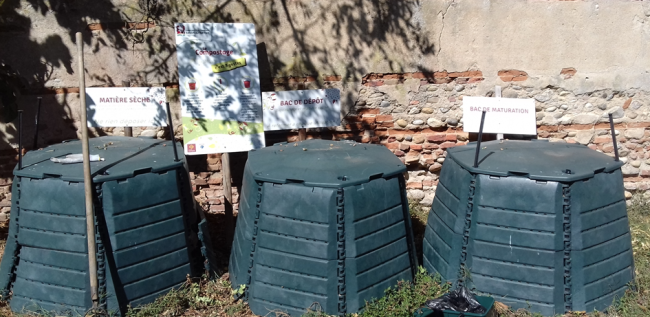 3 bacs de compost côte à côte avec affichage informatif 