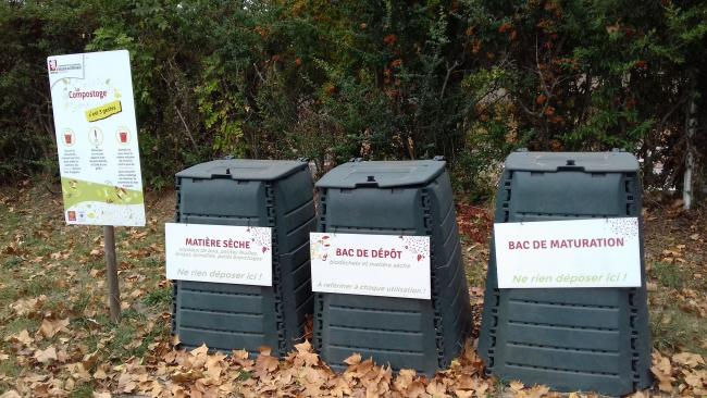 3 bacs de compost côte à côte avec affichage informatif