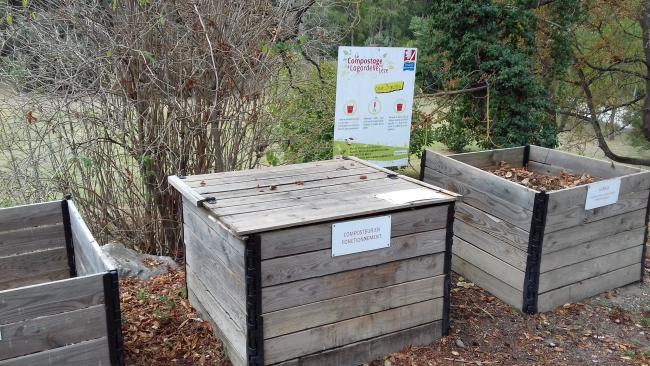 3 bacs de compost côte à côte avec affichage informatif 