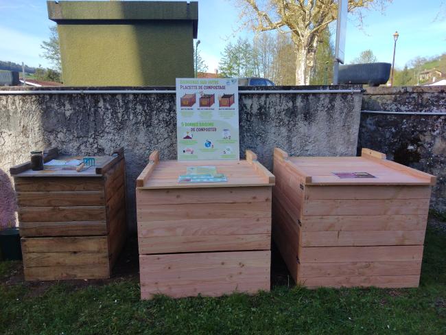 2 composteurs en bois de 800 litres et un composteur en bois de 500 litres (matière sèche)