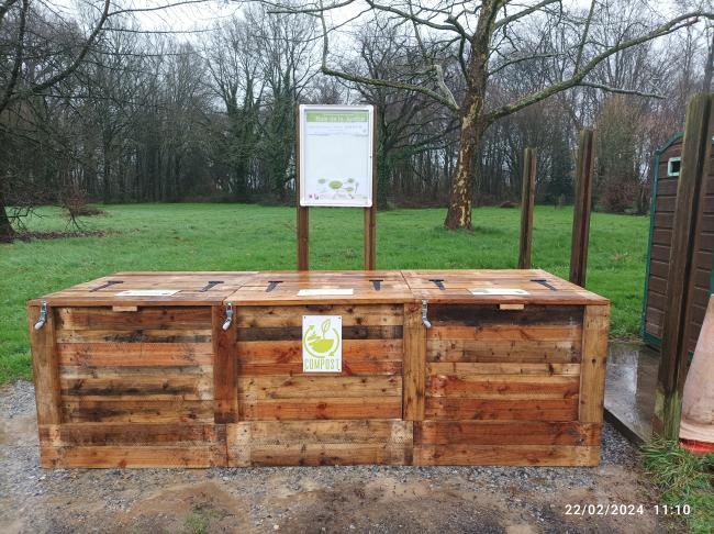 Composteurs en bois de réemploi. Cadenas à code. Vitrine avec les coordonnées du SMNCA et du référent de site.