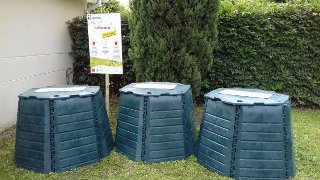 3 bacs de compost côte à côte avec affichage informatif 