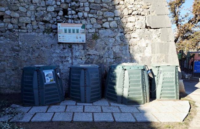 Site de compostage collectif de Saint Paul de Vence - accès libre. Accès à proximité de l'espace jeux pour enfants