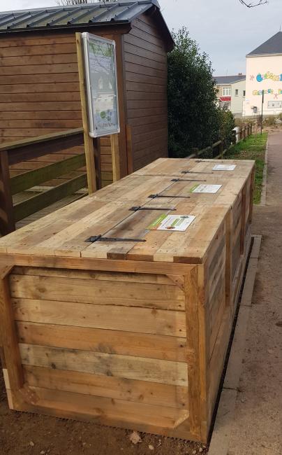 Composteurs en bois de réemploi. Cadenas à code. Vitrine avec les coordonnées du SMNCA et du référent de site.