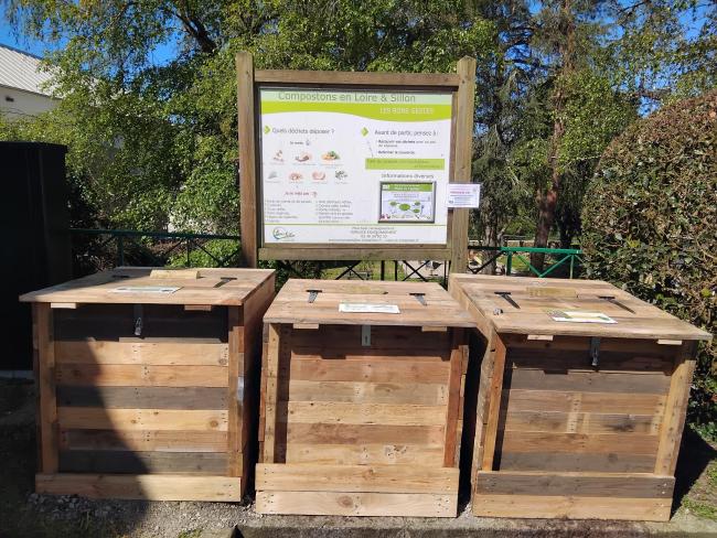 Composteurs en bois de réemploi. Cadenas à code. Vitrine avec les coordonnées du SMNCA et du référent de site.