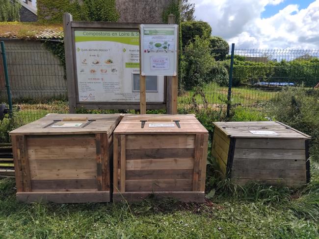 Composteurs en bois de réemploi. Cadenas à code. Vitrine avec les coordonnées du SMNCA et du référent de site.