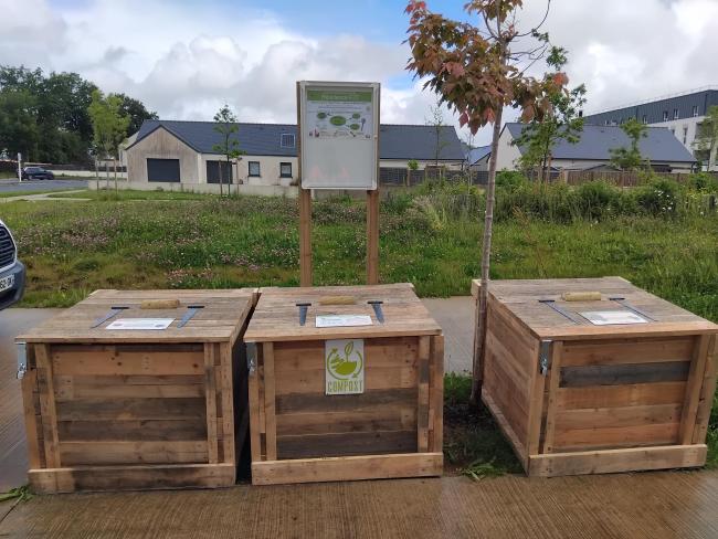 Composteurs en bois de réemploi. Cadenas à code. Vitrine avec les coordonnées du SMNCA et du référent de site.