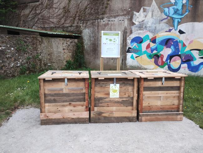 Composteurs en bois de réemploi. Cadenas à code. Vitrine avec les coordonnées du SMNCA et du référent de site.