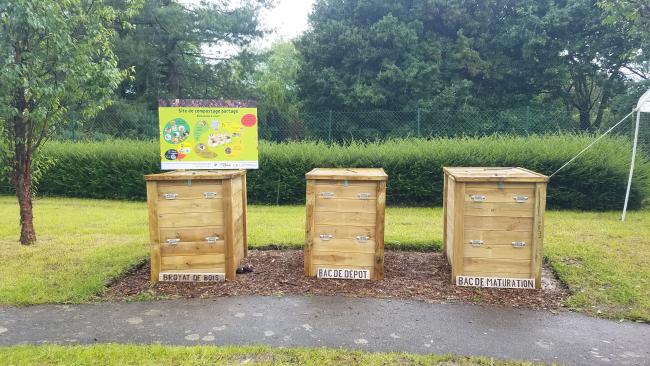 Les trois cellules de compostage en bois réalisées par l'association d'insertion Traits d'union à Hazebrouck