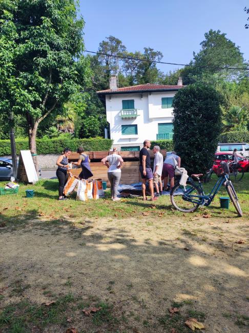 Quatre personnes devant le site de compostage partagé du Lac après un retournement