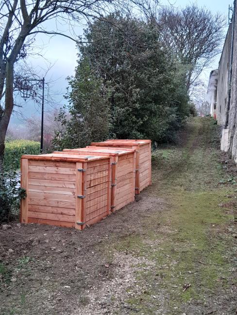 3 bacs situés le long de la route et accessibles depuis le parking
