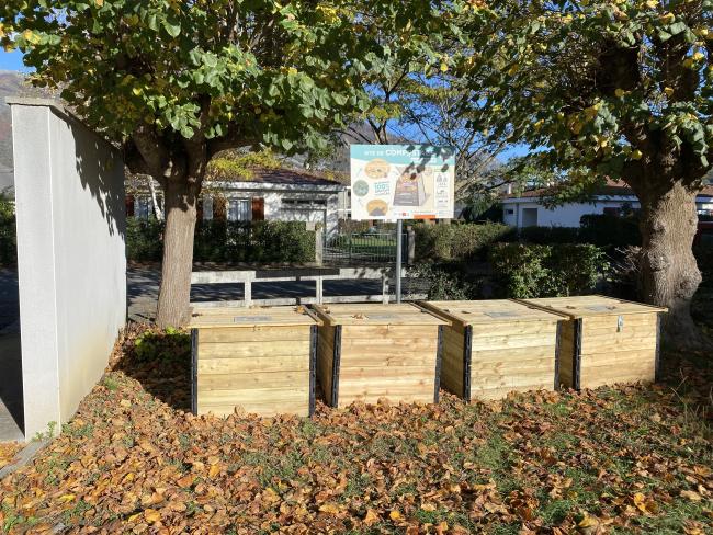 Site situé entre les deux immeubles, au fond du parc