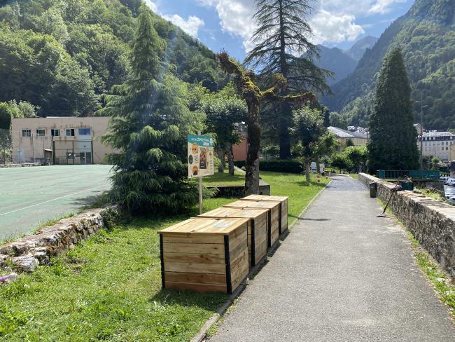Site, si tu veux des bains du rocher, face au fronton