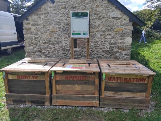Composteurs en bois de réemploi. Se déclarer déposant auprès du référent de site et du SMCNA afin d'obtenir le code du cadenas.