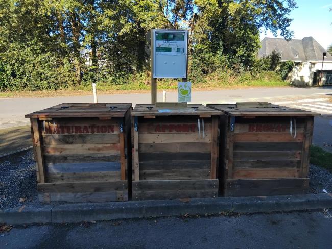 Composteurs en bois de réemploi. Se déclarer déposant auprès du référent de site et du SMCNA afin d'obtenir le code du cadenas.
