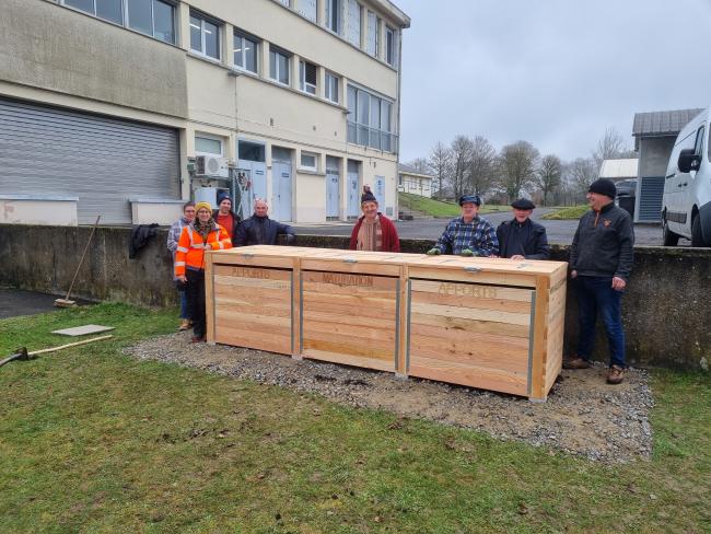 Composteurs de 3x 1000l bois installés au bout du gymnase et à l'arrière de la cuisine 