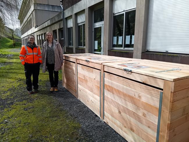 Le jour de l'installation du matériel - Myriam Jouve l'intendante du collège et Marilou Angénieux HCC