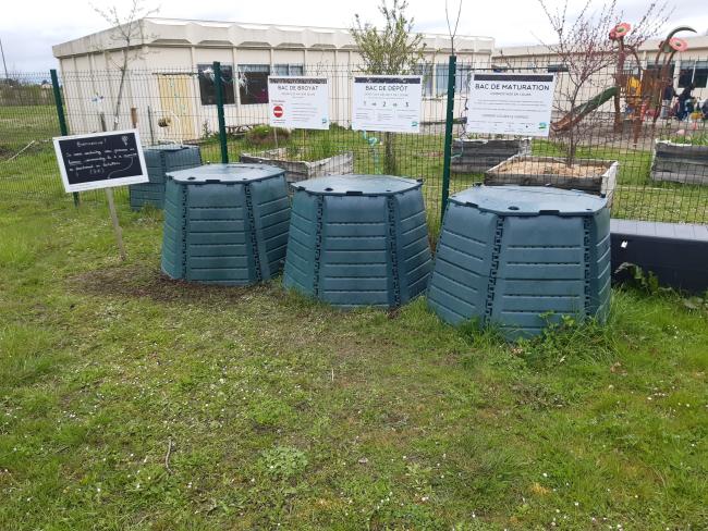 Site de compost à l'entrée de l'école communale d'Azas