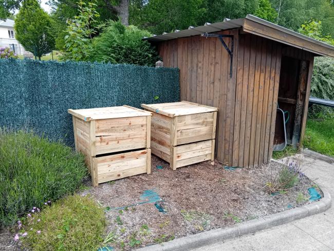 Le site est installé pas trop loin de la salle de prise des repas et proche du petit jardin potager