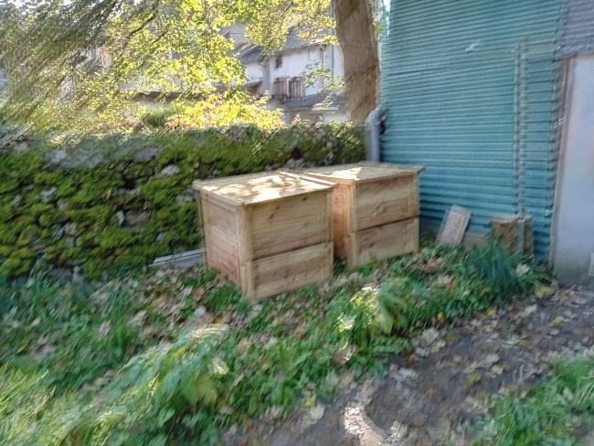 Dans le jardin à l'arrière de la maison d'habitation et de la boulangerie