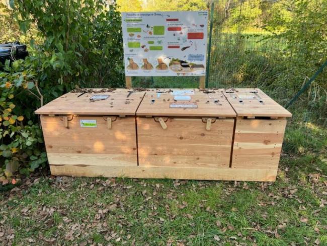 Emplacement de la plateforme sur le point de collecte du Village. Module en bois avec panneau explicatif.