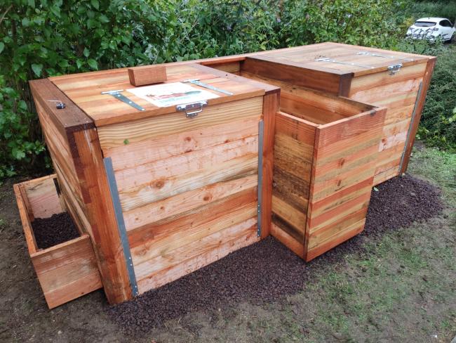 Compost-Fleur 2 bacs de 850 litres + 1 bac central pour le broyat avec deux petits bacs dur les côtés pour mettre des fleurs