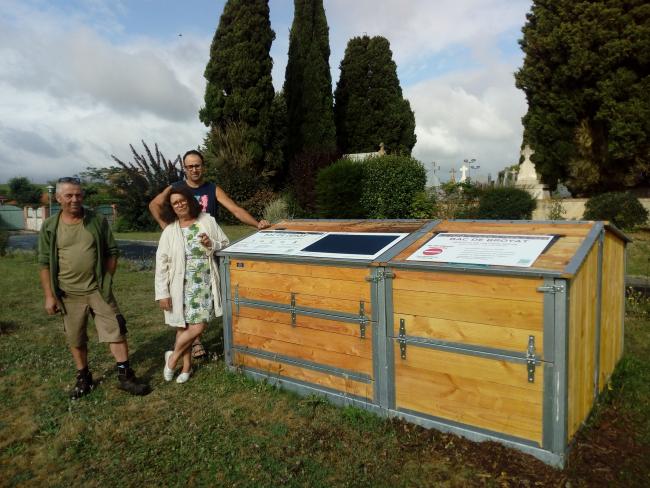 Site de composte à l'entrée de l'école communale d'Azas