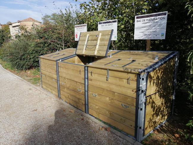 site en bordure de trottoir sur espace vert public face à la gare routière