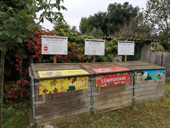 Site de compostage à l'arrière de l'église sur verger communal