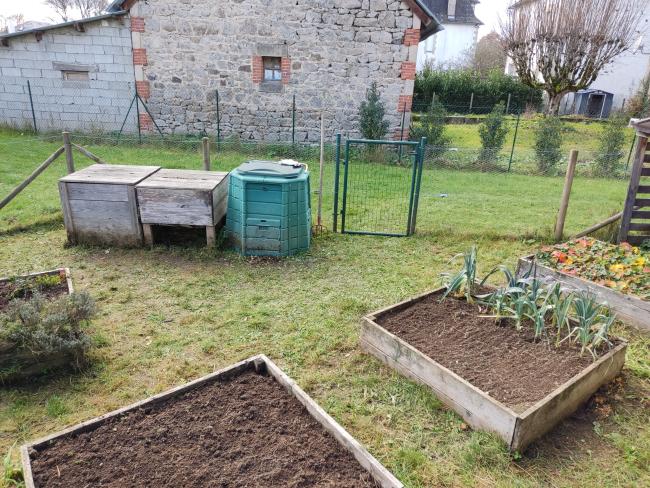 Ensemble mis en place en 2021 ou 2022 - dans petit carré potager pédagogique de l'école